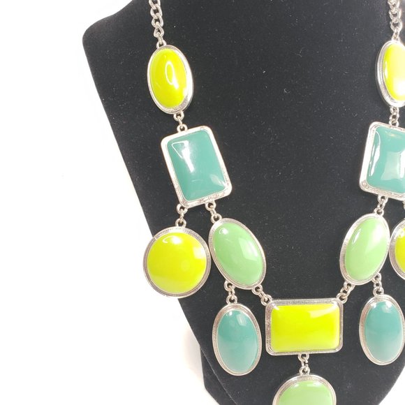 Statement bib necklace in green colors - Picture 3 of 8